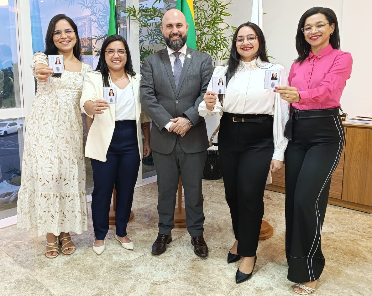 OAB-AP realiza entrega de carteiras provisórias para quatro novas advogadas